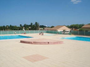 Maison avec Cour, Piscine Sécurisée, Climatisation, 3 Chambres, Proche Plage, 8 Personnes - FR-1-701-33
